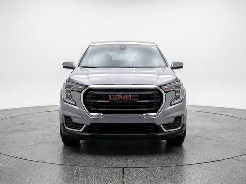 Used 2024 GMC Terrain SLE FWD image 2