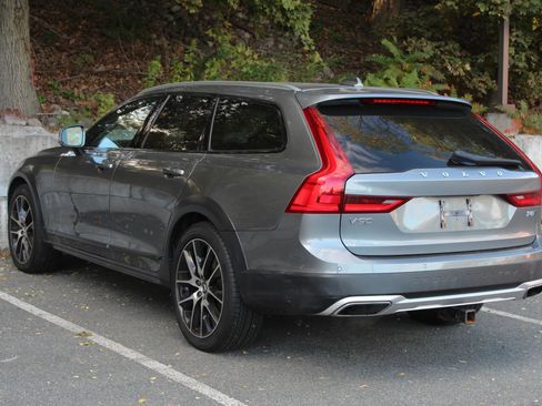 Used 2019 Volvo V90 T6 Cross Country w/ Advanced Package image 7
