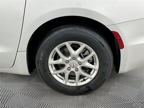 New 2026 Chrysler Pacifica Select image 16