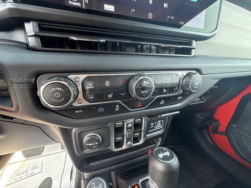 Used 2025 Jeep Wrangler Unlimited Sahara AWD/4WD image 16