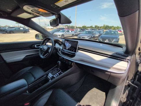 Used 2025 Jeep Compass Limited AWD/4WD image 30