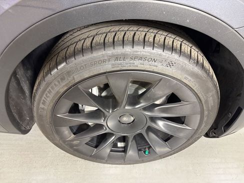 Used 2020 Tesla Model Y Long Range image 16