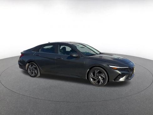 Used 2025 Hyundai Elantra SEL image 2
