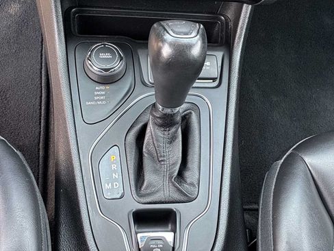 Used 2019 Jeep Cherokee Latitude Plus AWD/4WD image 20
