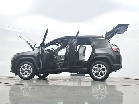 Used 2025 Jeep Compass Latitude image 44