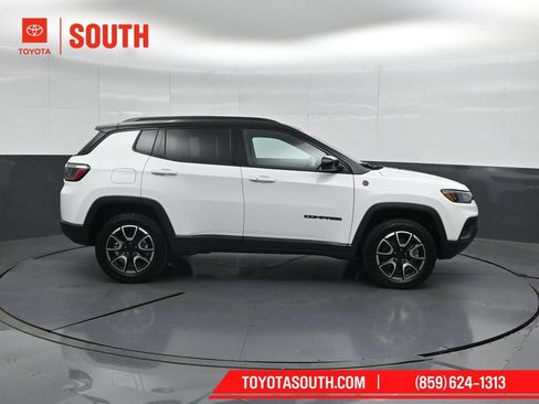 Used 2024 Jeep Compass Trailhawk AWD/4WD image 3