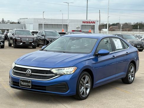 Used 2024 Volkswagen Jetta SE image 3