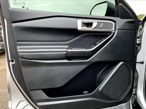 Used 2020 Ford Explorer XLT w/ Equipment Group 202A image 21