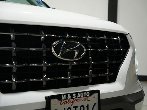 Used 2023 Hyundai Venue Limited image 3
