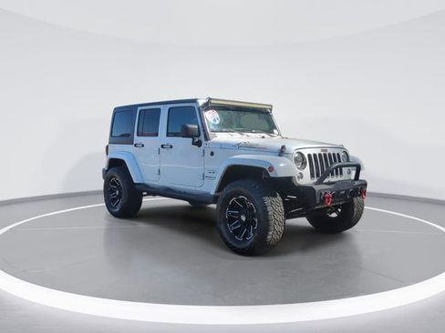 Used 2018 Jeep Wrangler Unlimited Sahara w/ Connectivity Group AWD/4WD image 2