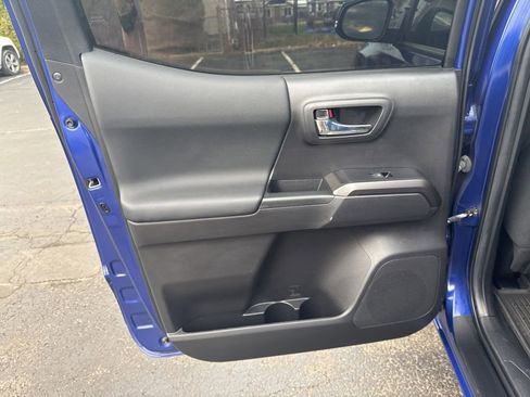 Used 2022 Toyota Tacoma TRD Sport w/ Technology Package image 28