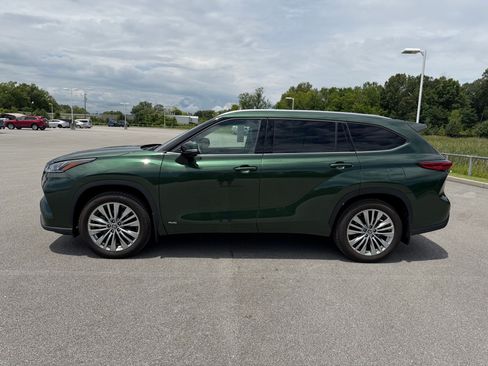 Used 2023 Toyota Highlander Platinum AWD/4WD image 2