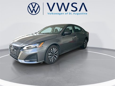 Used 2024 Nissan Altima 2.5 SV image 3