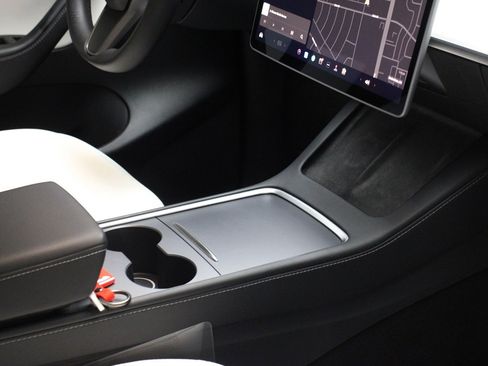 Used 2022 Tesla Model Y Performance image 23