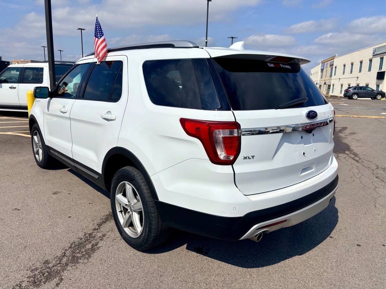 Used 2016 Ford Explorer XLT w/ Equipment Group 202A AWD/4WD image 4