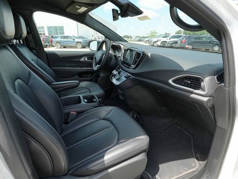 Used 2025 Chrysler Pacifica Select FWD image 22