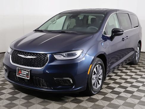 Used 2024 Chrysler Pacifica Limited FWD image 16