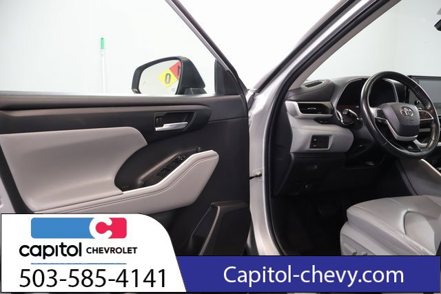 Used 2022 Toyota Highlander XLE AWD/4WD image 9