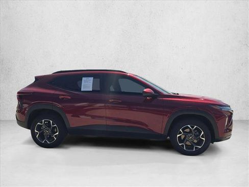 Used 2024 Chevrolet Trax LT w/ LT Convenience Package FWD image 4