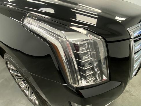 Used 2017 Cadillac Escalade Platinum AWD/4WD image 10