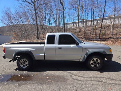 Used 2004 MAZDA B-Series Pickup 4x4 Cab Plus B4000 w/ Convenience Pkg image 8