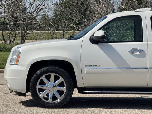 Used 2010 GMC Yukon XL Denali AWD/4WD image 13