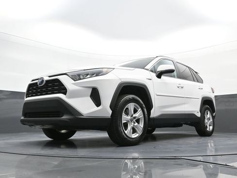 Used 2020 Toyota RAV4 LE image 11