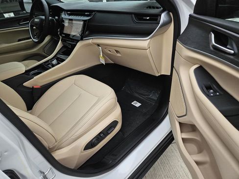 New 2026 Jeep Grand Cherokee Limited RWD image 7