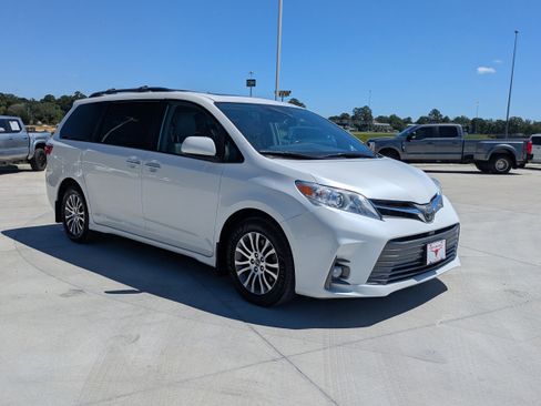 Used 2020 Toyota Sienna XLE w/ XLE Navigation Package FWD image 7