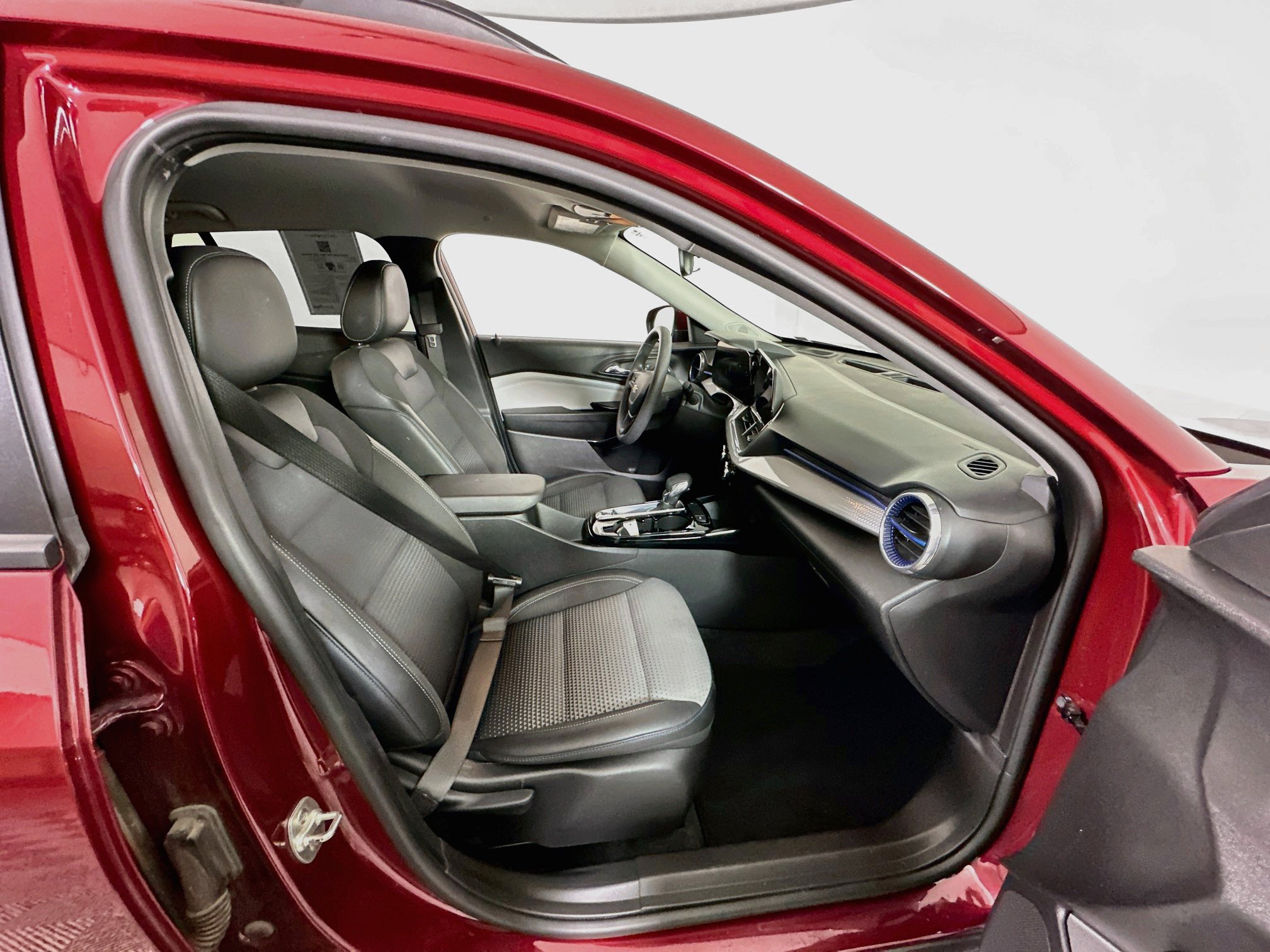 Used 2025 Chevrolet Trax LT FWD image 32