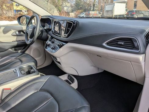 Certified 2023 Chrysler Pacifica Touring-L image 25