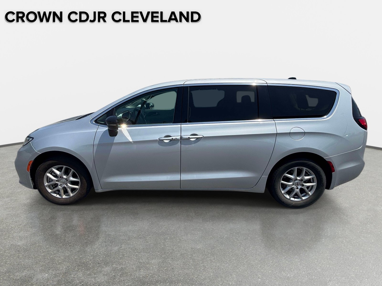 Used 2024 Chrysler Pacifica Touring-L FWD image 2