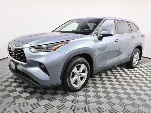 Used 2021 Toyota Highlander LE AWD/4WD image 2