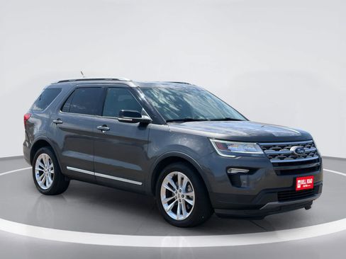 Used 2018 Ford Explorer XLT w/ Equipment Group 202A FWD image 5
