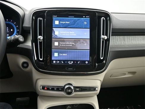 Used 2024 Volvo XC40 B5 Plus image 12