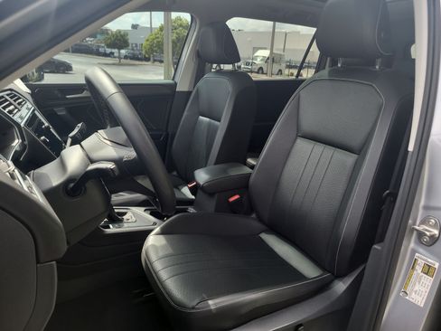 Used 2022 Volkswagen Tiguan SE w/ Panoramic Sunroof Package FWD image 21