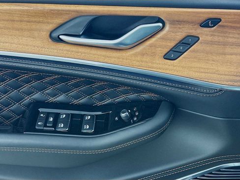 Used 2025 Jeep Grand Cherokee L Summit image 17