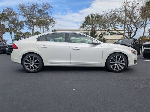 Used 2017 Volvo S60 T5 Inscription Platinum image 3