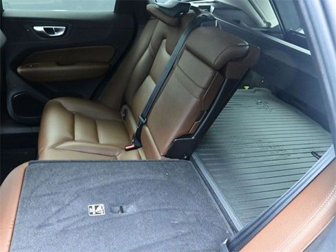 Used 2019 Volvo XC60 T5 Momentum w/ Premium Package image 22