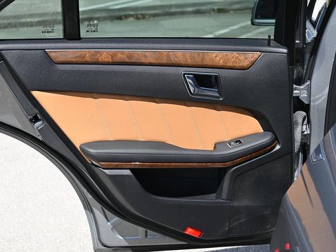 Used 2011 Mercedes-Benz E 550 4MATIC Sedan image 25