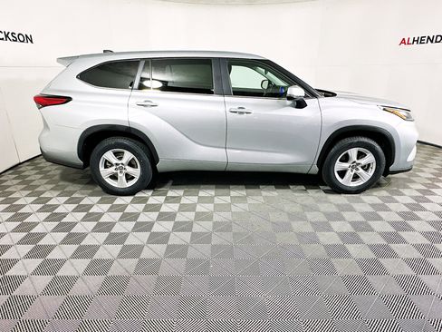 Used 2023 Toyota Highlander LE image 2