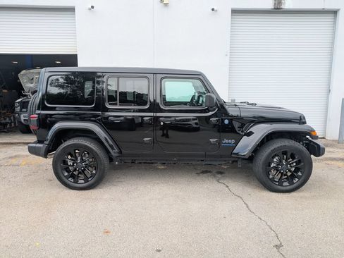 Used 2025 Jeep Wrangler Unlimited Sahara w/ Safety Group AWD/4WD image 5