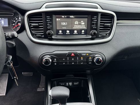 Used 2020 Kia Sorento LX image 18