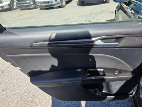 Used 2018 Ford Fusion SE w/ Equipment Group 201A image 18