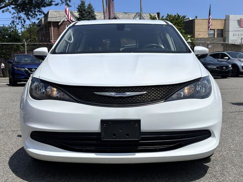 Used 2020 Chrysler Voyager L image 2