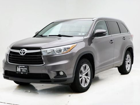 Used 2015 Toyota Highlander XLE image 2