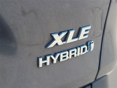 Used 2021 Toyota RAV4 XLE w/ Convenience Package image 11