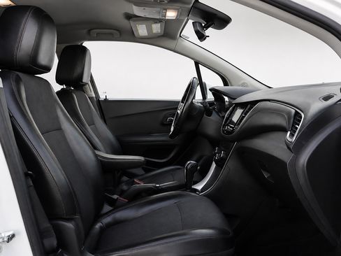 Used 2020 Chevrolet Trax LT w/ LT Convenience Package FWD image 21