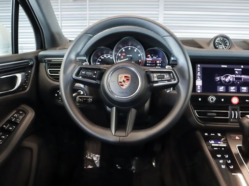 Certified 2025 Porsche Macan image 13