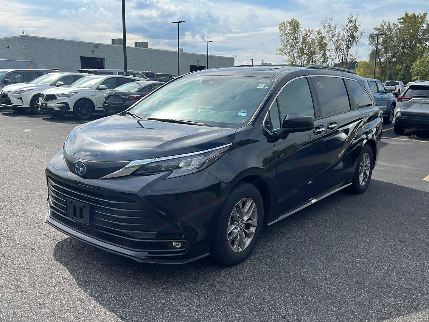 Used 2025 Toyota Sienna XLE FWD image 2